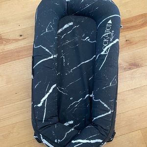 DOCKATOT deluxe - used one time. Black and white marble.